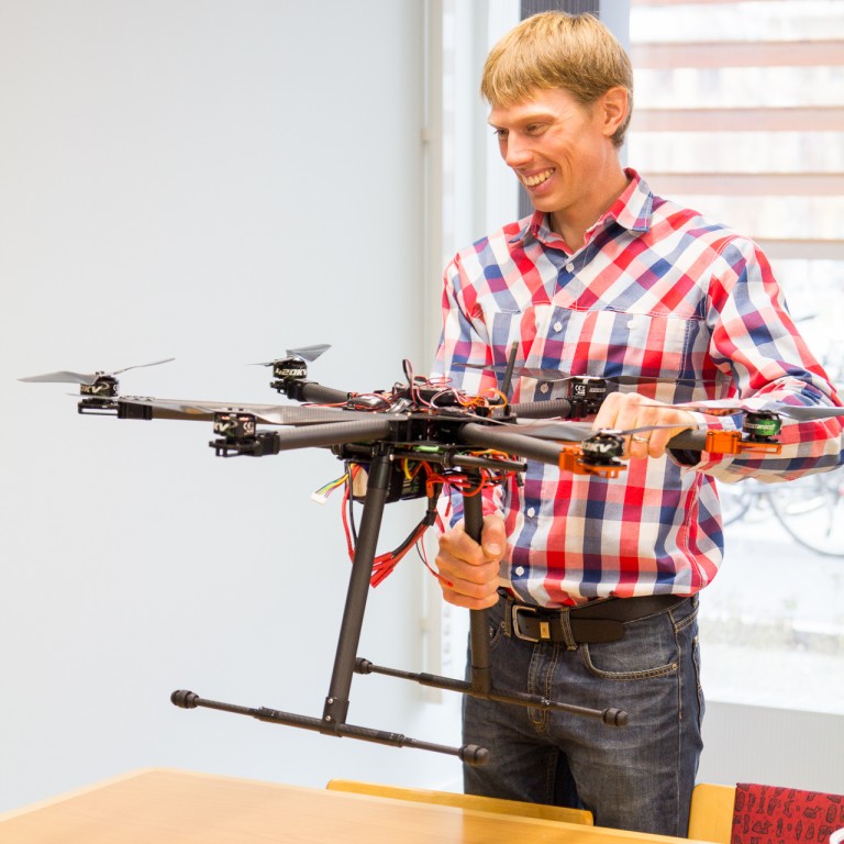 Mattias visar upp labbets stolthet, en multirotor som kan lyfta med totalt 7kg!